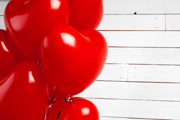 Globos de aire. Montón de globos de papel rojo en forma de corazón