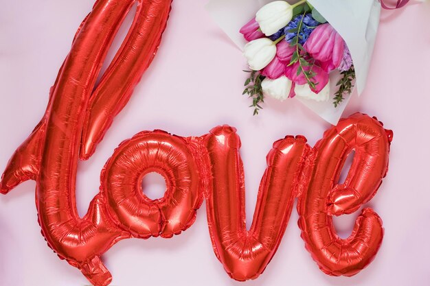 Foto globos de amor rojo y hermoso ramo concepto de día de san valentín