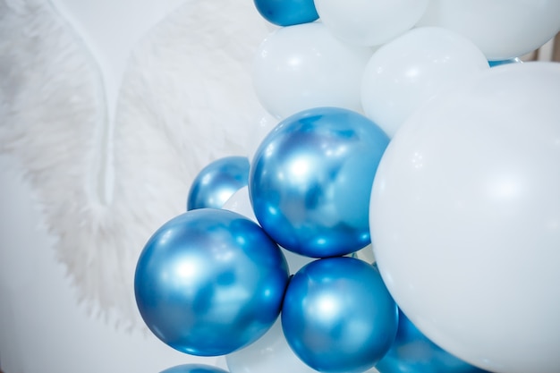 Globos azules y blancos en una fiesta infantil.