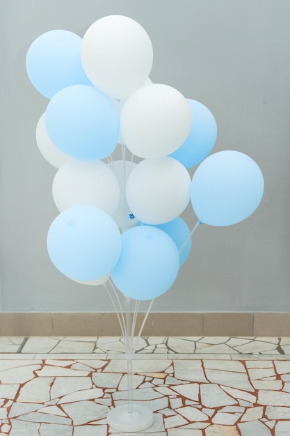 Foto globos azules y blancos en un stand