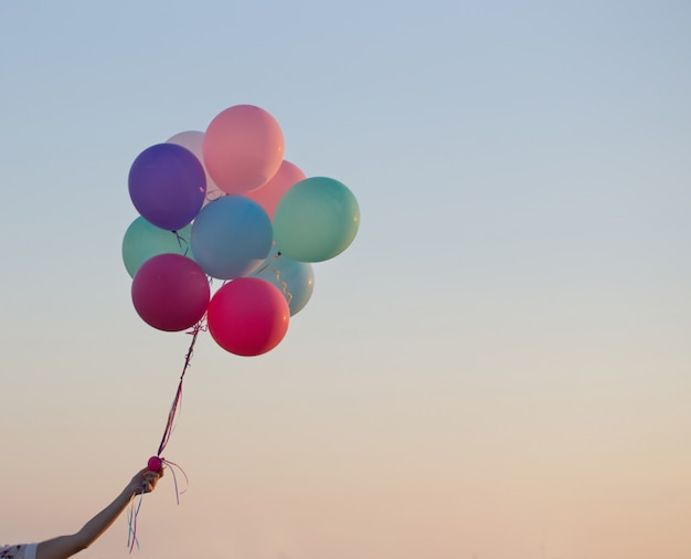 Globos en el cielo de fondo