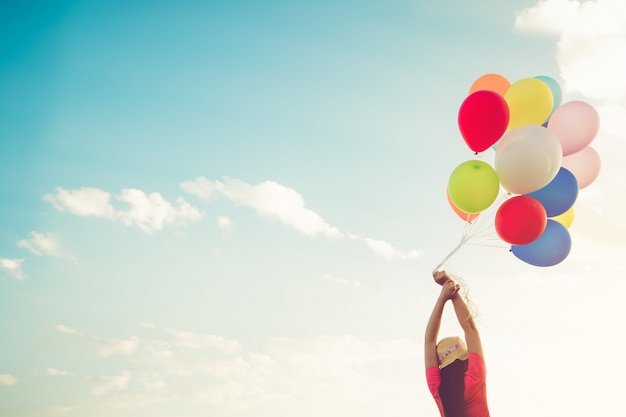 Globos clorful, concepto de feliz cumpleaños en verano