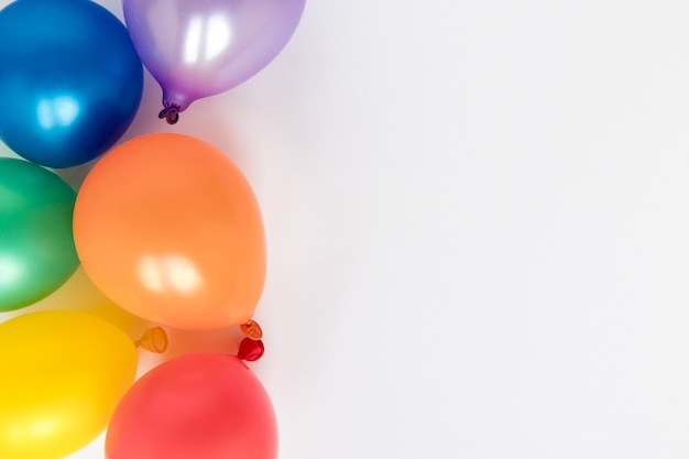 Foto globos de colores con espacio de copia