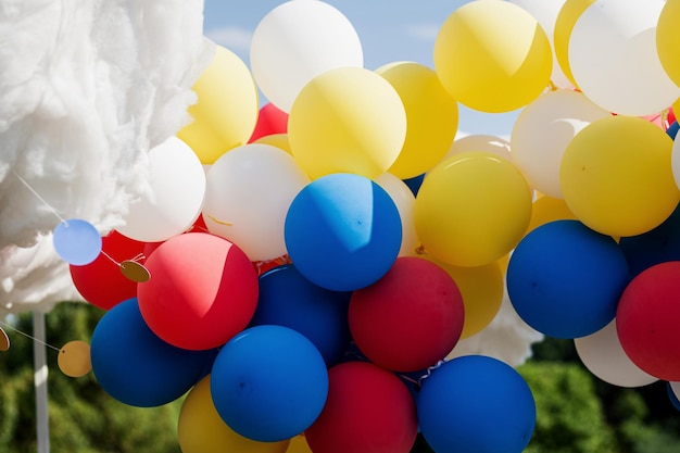 Globos de colores con feliz aniversario de fiesta de celebración