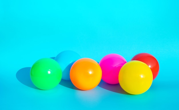 Globos de colores sobre fondo azul