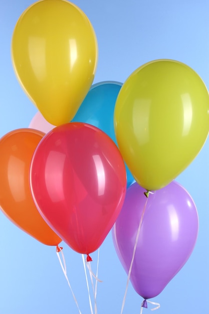 Foto globos de colores sobre fondo azul