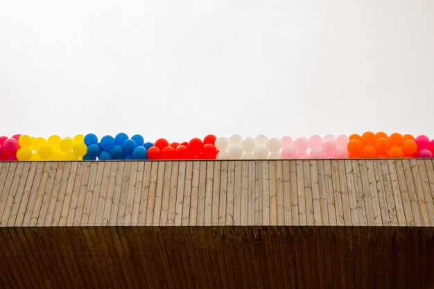 Globos de colores en el tejado de un edificio.