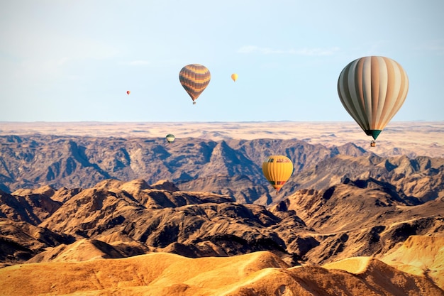 Globos de colores volando sobre la montaña del valle de la luna África