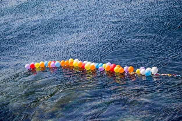 Globos como blancos en el agua