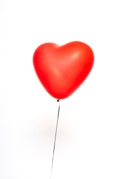 globos de corazón rojo sobre un fondo blanco