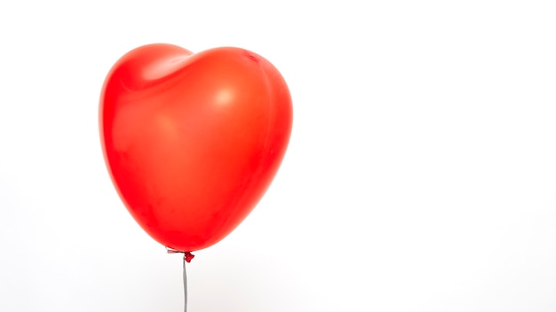 globos de corazón rojo sobre un fondo blanco