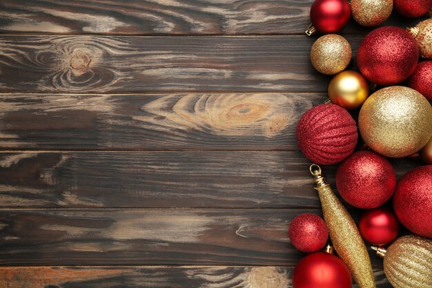 Globos de natal vermelhos e dourados
