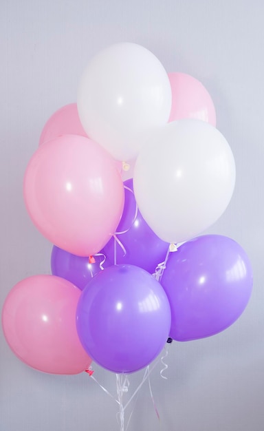 Globos delicados sobre un fondo gris