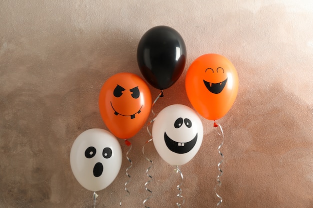 Globos diferentes en mesa marrón. Concepto de halloween