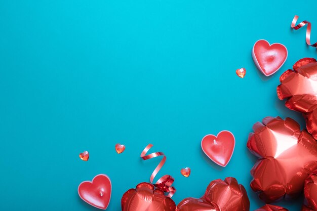 Globos con forma de corazón rojo sobre fondo turquesa Tarjeta de felicitación del día de San Valentín Espacio de copia