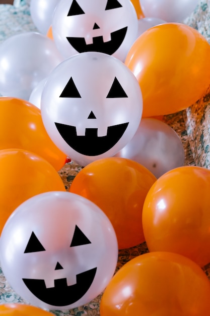 globos de halloween naranja y blanco