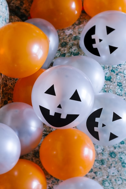 globos de halloween naranja y blanco