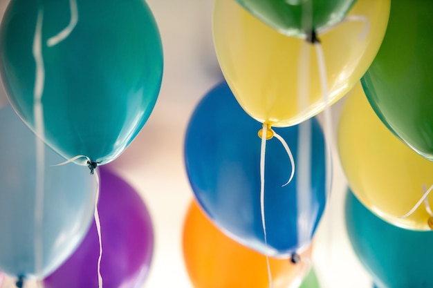 Foto globos inflables multicolores hermosos en el sitio en el fondo blanco