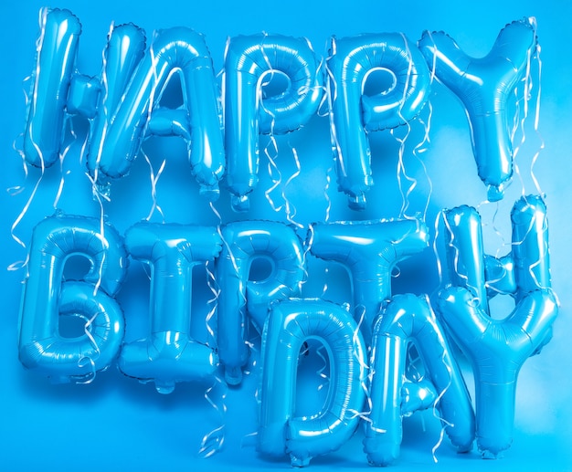 Globos letras feliz cumpleaños sobre fondo azul