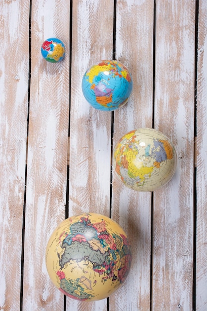 Foto globos modelo do planeta terra em fundo de madeira preservação do meio ambiente