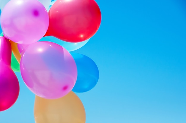 Globos multicolores contra el cielo azul.