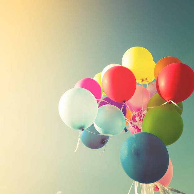 Globos multicolores del vintage de la fiesta de cumpleaños. Efecto de filtro retro Instagram