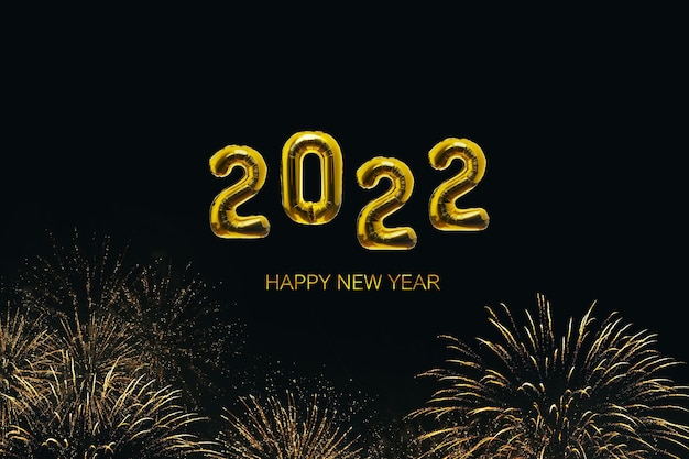 Globos de oro año nuevo 2022 sobre un fondo negro con fuegos artificiales de oro. Feliz año nuevo. Papel pintado de lujo de vacaciones