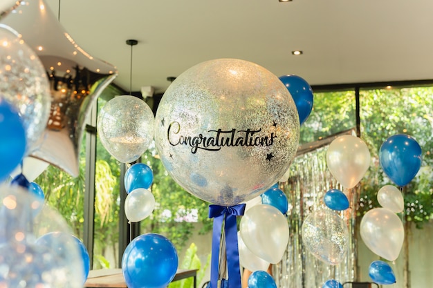 Globos con la palabra enhorabuena en la decoración del globo en el restaurante.