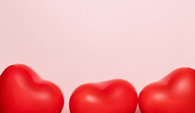 Globos rojos en forma de corazón