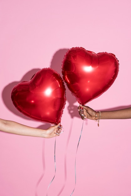 Globos rojos sobre un fondo rosa