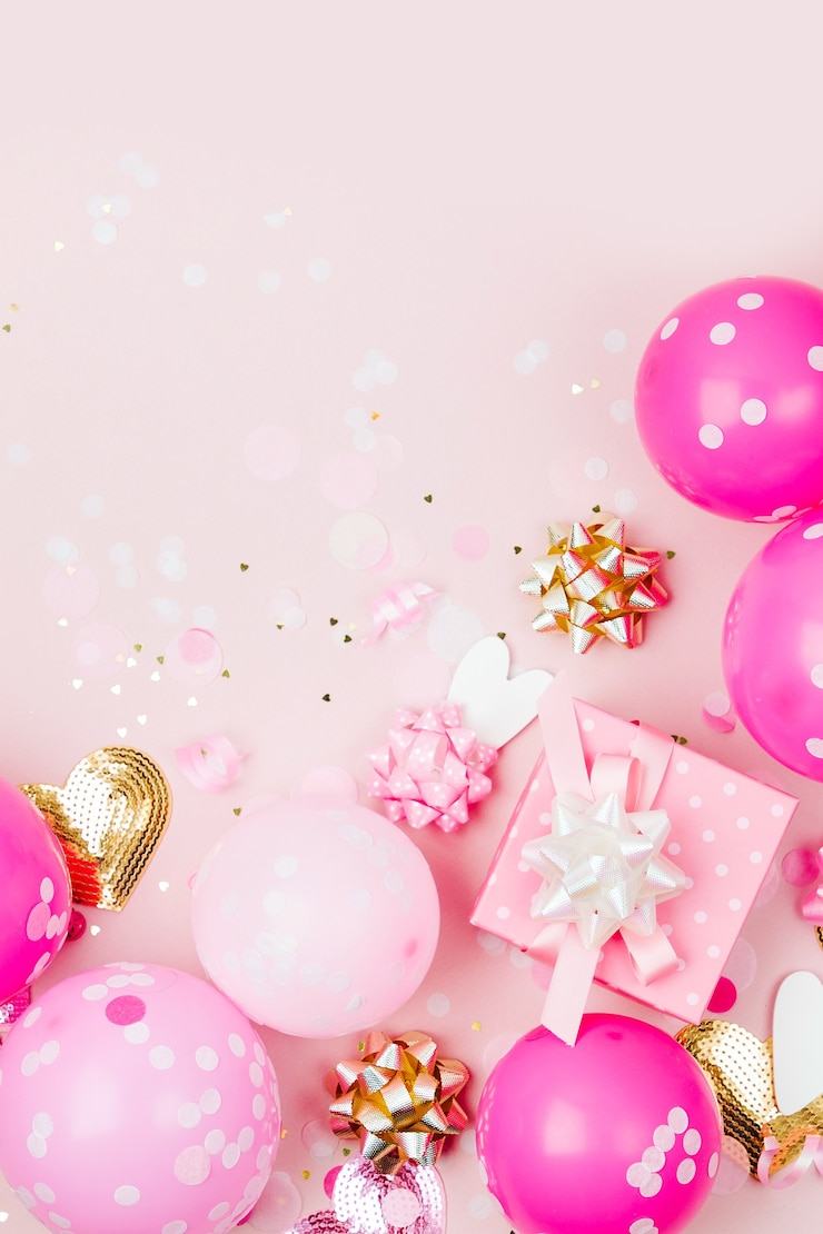 Foto globos rosados, regalo con confeti, lazos y adornos de papel. tema de concepto de fiesta de cumpleaños. endecha plana, vista superior