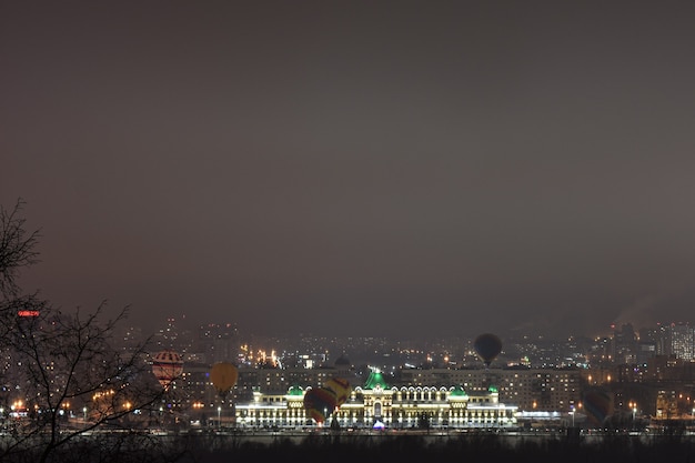 Globos sobre la ciudad de noche