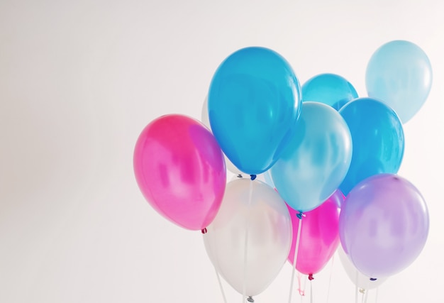 Globos sobre fondo blanco de madera