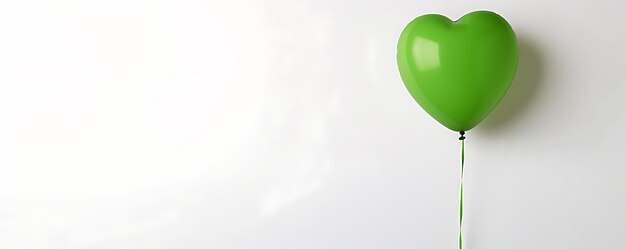 globos verdes en el cielo con uno que dice quot verde quot