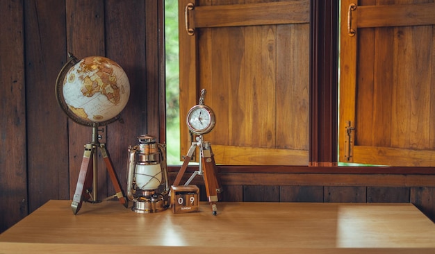 Foto globus auf einem holztisch in einem holzhaus