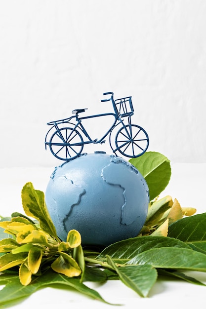 Foto globus und fahrrad save the planet-idee internationaler tag der erde weltfahrradtag