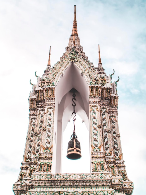 Glocken im Tempel läuten. Goldene Metallglocke isoliert. Große buddhistische Messingglocke des japanischen Tempels. Das Läuten einer Glocke im Tempel ist glückverheißend. Wat Pho Bangkok, Thailand