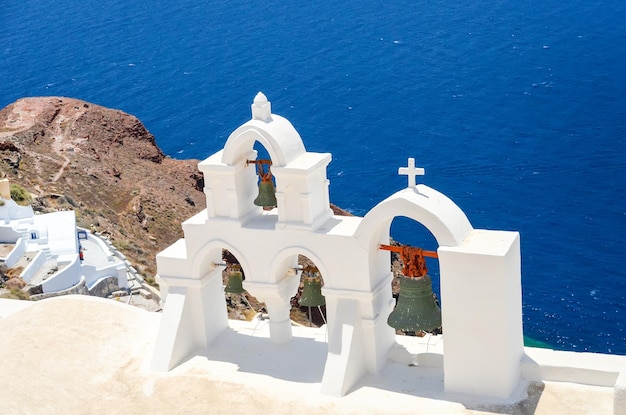 Glockenturm am Berghang in Santorini