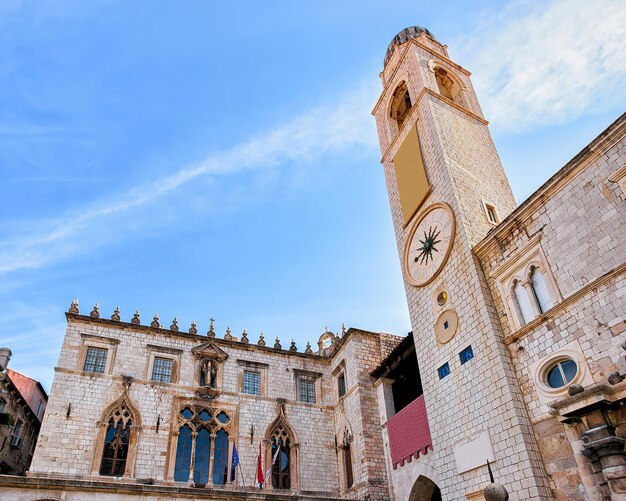 Glockenturm auf der Stradun-Straße in der Altstadt von Dubrovnik, Kroatien