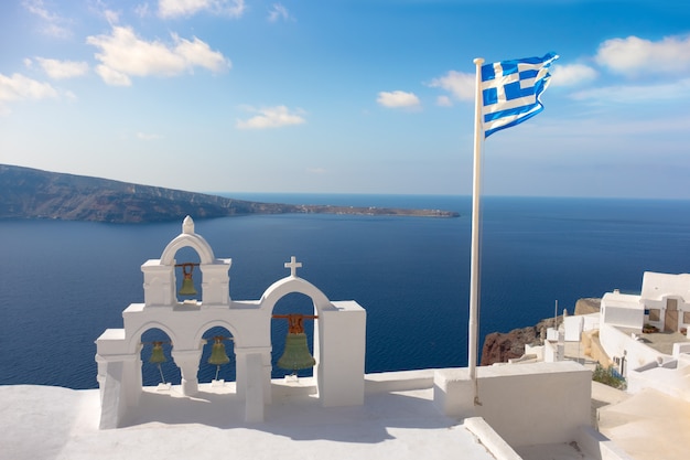 Glockenturm auf oia-dorf und kessel auf santorini-insel