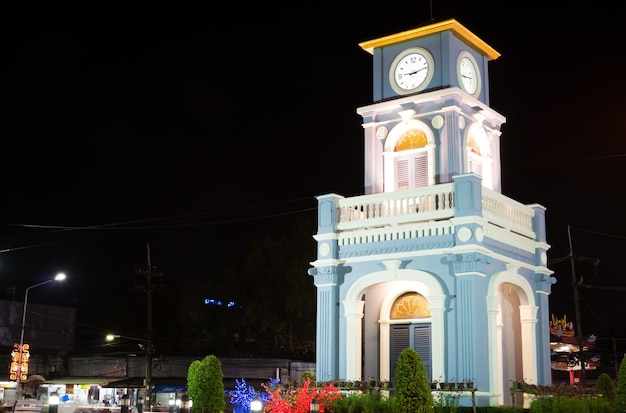 Foto glockenturm bei surin circle, phuket