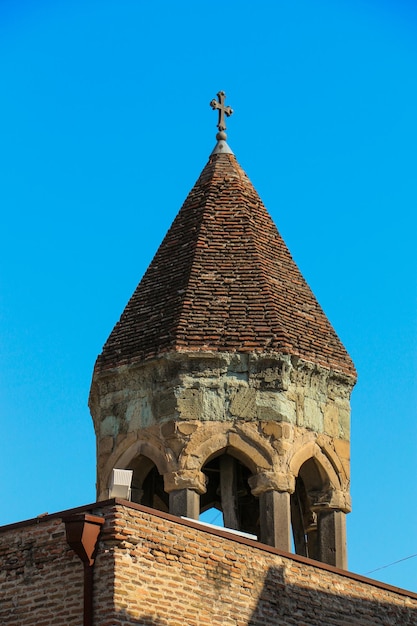 Glockenturm der alten Kirche in Tiflis Georgia