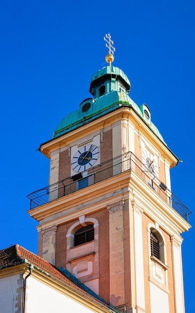 Glockenturm der Johannes-der-Täufer-Kathedrale in der Altstadt von Maribor, Slowenien. Kirchturm auf Hintergrund des blauen Himmels. Tourismus am Sommertag. Christliche Basilika mit leerem Kopienraum. Religiöse Architektur.