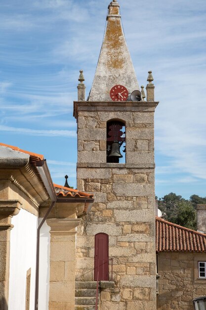 Glockenturm der Kirche im Dorf Castelo Mendo, Portugal