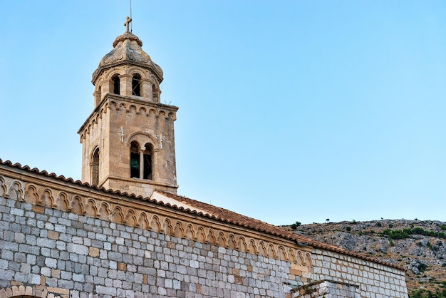 Glockenturm der Kirche in der Altstadt mit in Dubrovnik, Kroatien