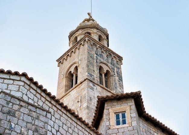 Glockenturm der Kirche in der Altstadt mit in Dubrovnik, Kroatien