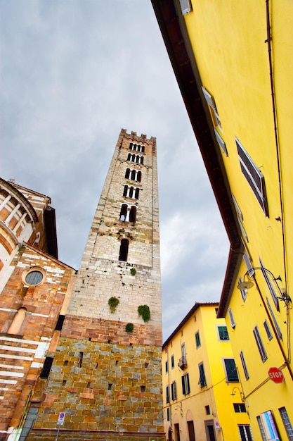 Glockenturm der Kirche San Frediano in Lucca, Italien