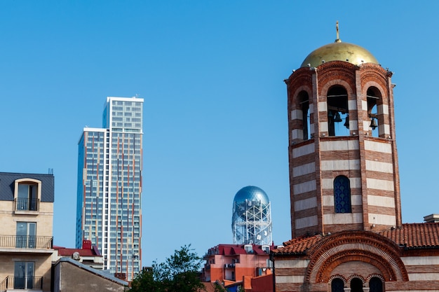 Glockenturm der orthodoxen Kirche St. Nikolaus in Batumi, Georgia