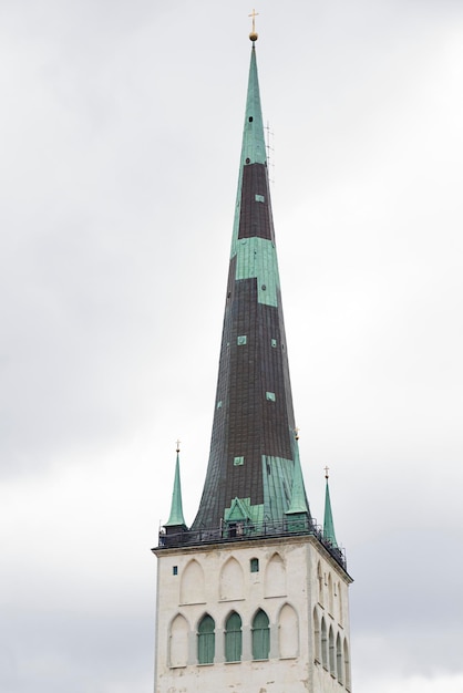 Foto glockenturm der st. olafskirche in tallinn, estland