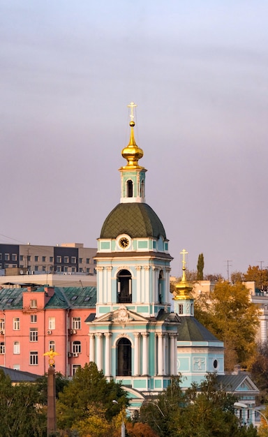 Glockenturm des alten Tempels der lebensspendenden Dreifaltigkeit in Serebryaniki, Moskau.